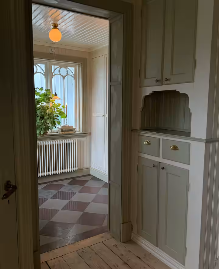 Originalsnickerier och genomgång i Huset